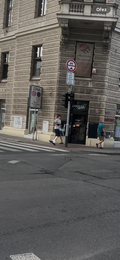 Man slc crutching on street video